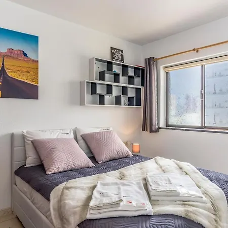 Апартаменты Flh Balcony Flat With Pool